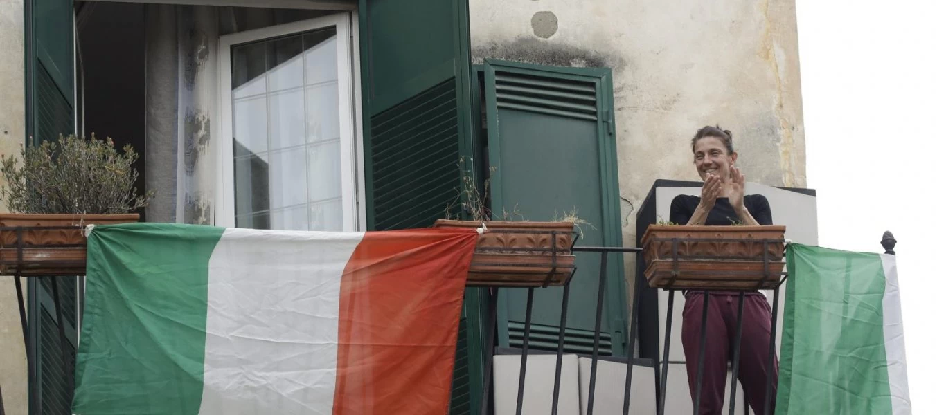 Κορωνοϊός: Δεν καταθέτουν τα όπλα οι Ιταλοί - Από το πρωί στα μπαλκόνια - Τραγουδούσαν τον εθνικό ύμνο (βίντεο)